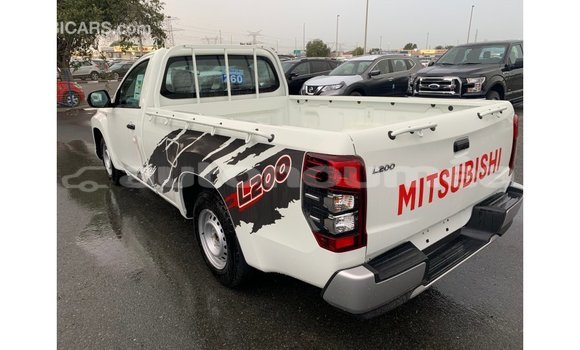 Buy Import Mitsubishi L200 White Car in Import - Dubai in Iles Buy Import Mitsubishi L200 White Car in Import - Dubai in Iles
