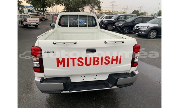 Buy Import Mitsubishi L200 White Car in Import - Dubai in Iles Buy Import Mitsubishi L200 White Car in Import - Dubai in Iles