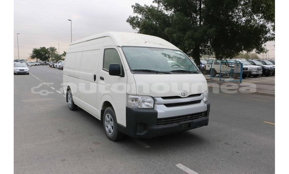 Acheter Import Voiture Toyota Hiace Blanc à Import - Dubai, Iles Acheter Import Voiture Toyota Hiace Blanc à Import - Dubai, Iles