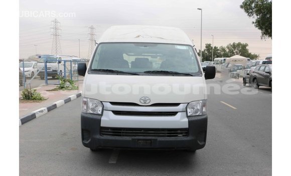 Acheter Import Voiture Toyota Hiace Blanc à Import - Dubai, Iles Acheter Import Voiture Toyota Hiace Blanc à Import - Dubai, Iles