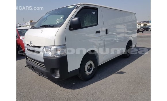 Buy Import Toyota DA White Truck in Import - Dubai in Iles Buy Import Toyota DA White Truck in Import - Dubai in Iles