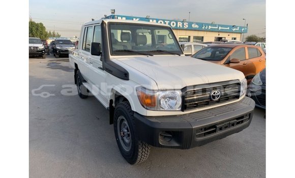 Acheter Import Voiture Toyota Land Cruiser Blanc à Import - Dubai, Iles Acheter Import Voiture Toyota Land Cruiser Blanc à Import - Dubai, Iles