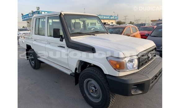 Acheter Import Voiture Toyota Land Cruiser Blanc à Import - Dubai, Iles Acheter Import Voiture Toyota Land Cruiser Blanc à Import - Dubai, Iles