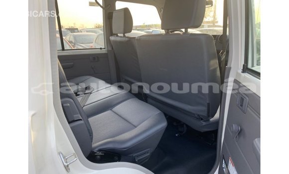Acheter Import Voiture Toyota Land Cruiser Blanc à Import - Dubai, Iles Acheter Import Voiture Toyota Land Cruiser Blanc à Import - Dubai, Iles