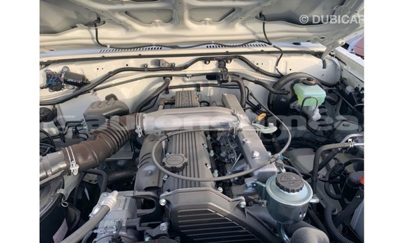 Acheter Import Voiture Toyota Land Cruiser Blanc à Import - Dubai, Iles Acheter Import Voiture Toyota Land Cruiser Blanc à Import - Dubai, Iles