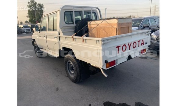 Acheter Import Voiture Toyota Land Cruiser Blanc à Import - Dubai, Iles Acheter Import Voiture Toyota Land Cruiser Blanc à Import - Dubai, Iles