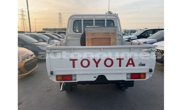 Acheter Import Voiture Toyota Land Cruiser Blanc à Import - Dubai, Iles Acheter Import Voiture Toyota Land Cruiser Blanc à Import - Dubai, Iles