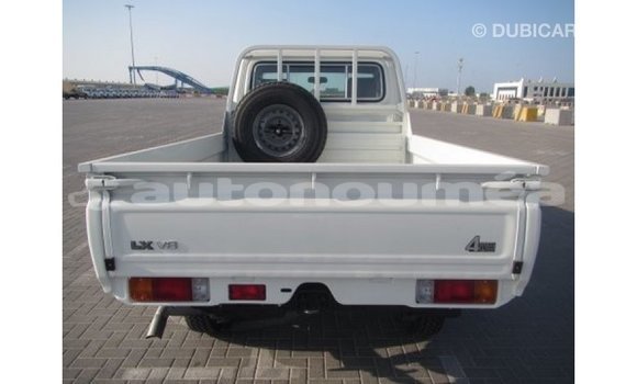 Acheter Import Voiture Toyota Land Cruiser Blanc à Import - Dubai, Iles Acheter Import Voiture Toyota Land Cruiser Blanc à Import - Dubai, Iles