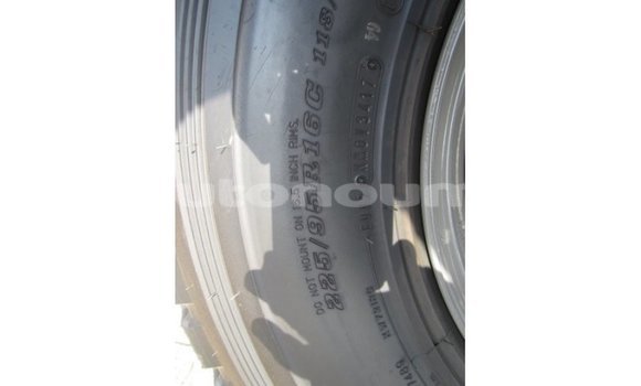 Acheter Import Voiture Toyota Land Cruiser Blanc à Import - Dubai, Iles Acheter Import Voiture Toyota Land Cruiser Blanc à Import - Dubai, Iles