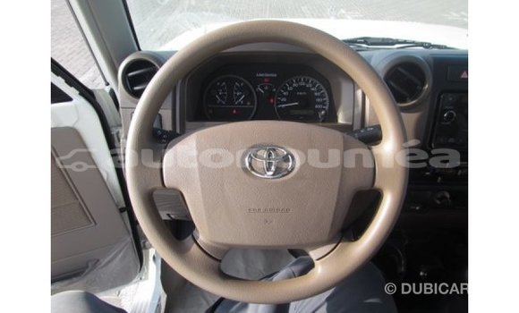 Acheter Import Voiture Toyota Land Cruiser Blanc à Import - Dubai, Iles Acheter Import Voiture Toyota Land Cruiser Blanc à Import - Dubai, Iles