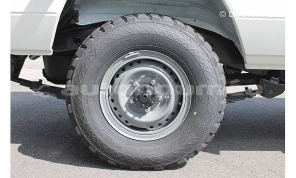 Buy Import Toyota Land Cruiser White Car in Import - Dubai in Iles Buy Import Toyota Land Cruiser White Car in Import - Dubai in Iles