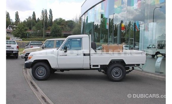 Acheter Import Voiture Toyota Land Cruiser Blanc à Import - Dubai, Iles Acheter Import Voiture Toyota Land Cruiser Blanc à Import - Dubai, Iles