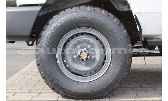 Acheter Import Voiture Toyota Land Cruiser Blanc à Import - Dubai, Iles Acheter Import Voiture Toyota Land Cruiser Blanc à Import - Dubai, Iles