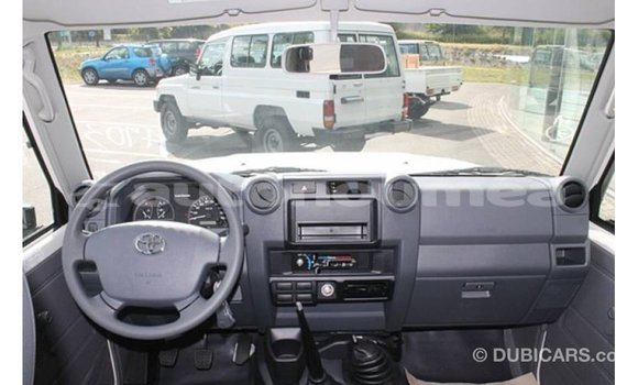 Acheter Import Voiture Toyota Land Cruiser Blanc à Import - Dubai, Iles Acheter Import Voiture Toyota Land Cruiser Blanc à Import - Dubai, Iles