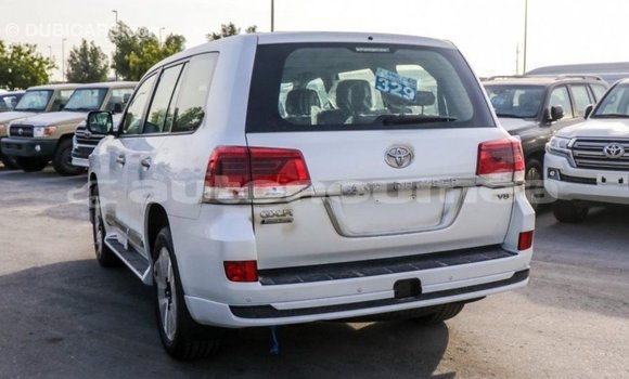 Acheter Import Voiture Toyota Land Cruiser Blanc à Import - Dubai, Iles Acheter Import Voiture Toyota Land Cruiser Blanc à Import - Dubai, Iles