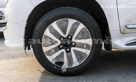 Acheter Import Voiture Toyota Land Cruiser Blanc à Import - Dubai, Iles Acheter Import Voiture Toyota Land Cruiser Blanc à Import - Dubai, Iles