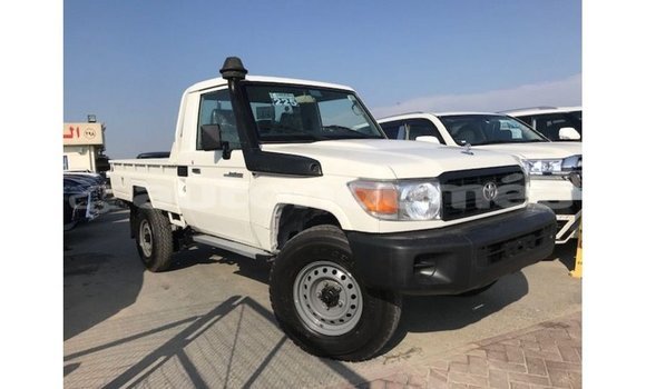 Acheter Import Voiture Toyota Land Cruiser Blanc à Import - Dubai, Iles Acheter Import Voiture Toyota Land Cruiser Blanc à Import - Dubai, Iles