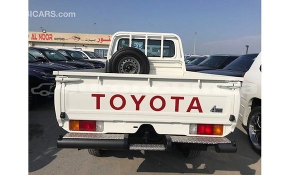 Acheter Import Voiture Toyota Land Cruiser Blanc à Import - Dubai, Iles Acheter Import Voiture Toyota Land Cruiser Blanc à Import - Dubai, Iles