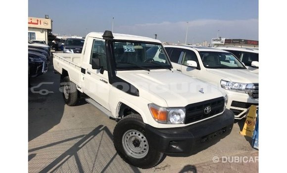 Acheter Import Voiture Toyota Land Cruiser Blanc à Import - Dubai, Iles Acheter Import Voiture Toyota Land Cruiser Blanc à Import - Dubai, Iles