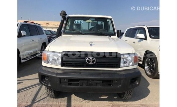 Acheter Import Voiture Toyota Land Cruiser Blanc à Import - Dubai, Iles Acheter Import Voiture Toyota Land Cruiser Blanc à Import - Dubai, Iles