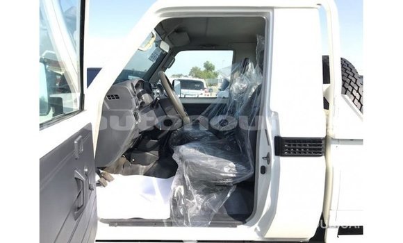 Acheter Import Voiture Toyota Land Cruiser Blanc à Import - Dubai, Iles Acheter Import Voiture Toyota Land Cruiser Blanc à Import - Dubai, Iles