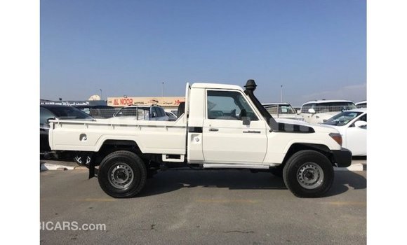 Acheter Import Voiture Toyota Land Cruiser Blanc à Import - Dubai, Iles Acheter Import Voiture Toyota Land Cruiser Blanc à Import - Dubai, Iles