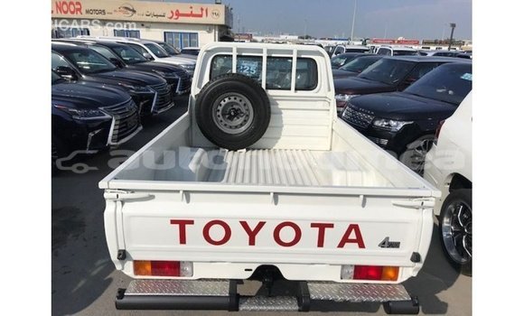 Acheter Import Voiture Toyota Land Cruiser Blanc à Import - Dubai, Iles Acheter Import Voiture Toyota Land Cruiser Blanc à Import - Dubai, Iles