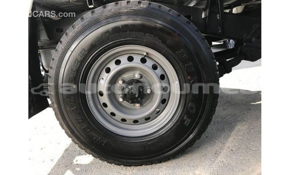 Acheter Import Voiture Toyota Land Cruiser Blanc à Import - Dubai, Iles Acheter Import Voiture Toyota Land Cruiser Blanc à Import - Dubai, Iles