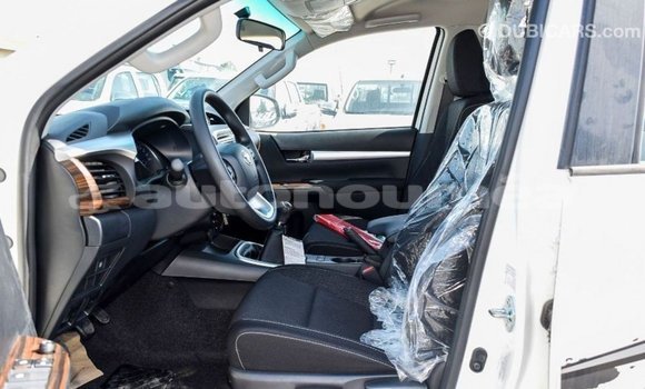 Acheter Import Voiture Toyota Hilux Blanc à Import - Dubai, Iles Acheter Import Voiture Toyota Hilux Blanc à Import - Dubai, Iles