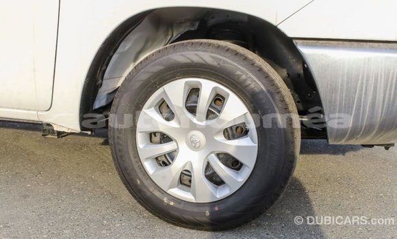 Acheter Import Voiture Toyota Hilux Blanc à Import - Dubai, Iles Acheter Import Voiture Toyota Hilux Blanc à Import - Dubai, Iles