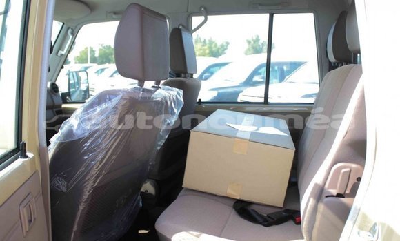 Acheter Import Voiture Toyota Land Cruiser Beige à Import - Dubai, Iles Acheter Import Voiture Toyota Land Cruiser Beige à Import - Dubai, Iles