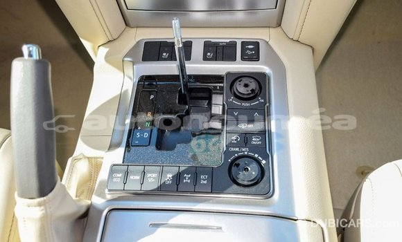 Acheter Import Voiture Toyota Land Cruiser Blanc à Import - Dubai, Iles Acheter Import Voiture Toyota Land Cruiser Blanc à Import - Dubai, Iles