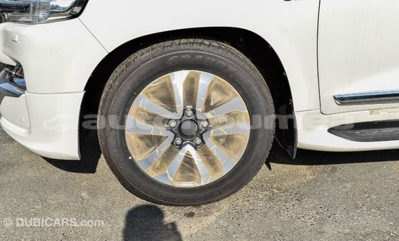 Acheter Import Voiture Toyota Land Cruiser Blanc à Import - Dubai, Iles Acheter Import Voiture Toyota Land Cruiser Blanc à Import - Dubai, Iles
