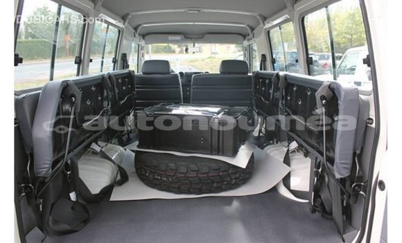 Buy Import Toyota Land Cruiser White Car in Import - Dubai in Iles Buy Import Toyota Land Cruiser White Car in Import - Dubai in Iles