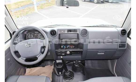 Buy Import Toyota Land Cruiser White Car in Import - Dubai in Iles Buy Import Toyota Land Cruiser White Car in Import - Dubai in Iles