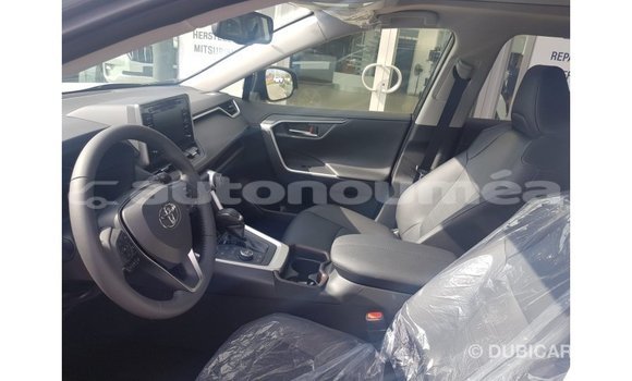 Buy Import Toyota HiAce Other Truck in Import - Dubai in Iles Buy Import Toyota HiAce Other Truck in Import - Dubai in Iles