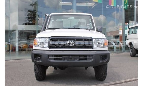 Buy Import Toyota Land Cruiser White Car in Import - Dubai in Iles Buy Import Toyota Land Cruiser White Car in Import - Dubai in Iles