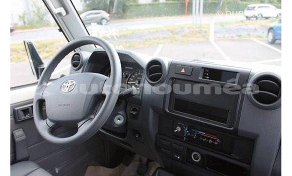 Buy Import Toyota Land Cruiser White Car in Import - Dubai in Iles Buy Import Toyota Land Cruiser White Car in Import - Dubai in Iles
