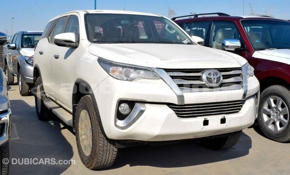 Acheter Import Voiture Toyota Fortuner Blanc à Import - Dubai, Iles Acheter Import Voiture Toyota Fortuner Blanc à Import - Dubai, Iles
