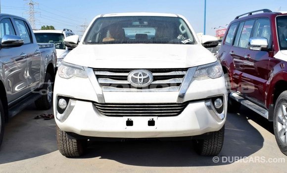 Acheter Import Voiture Toyota Fortuner Blanc à Import - Dubai, Iles Acheter Import Voiture Toyota Fortuner Blanc à Import - Dubai, Iles