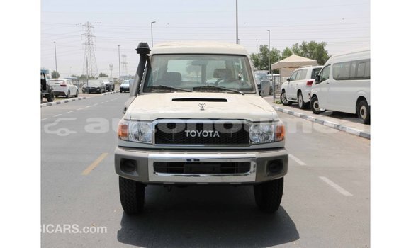Acheter Import Voiture Toyota Land Cruiser Blanc à Import - Dubai, Iles Acheter Import Voiture Toyota Land Cruiser Blanc à Import - Dubai, Iles