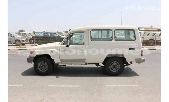 Acheter Import Voiture Toyota Land Cruiser Blanc à Import - Dubai, Iles Acheter Import Voiture Toyota Land Cruiser Blanc à Import - Dubai, Iles
