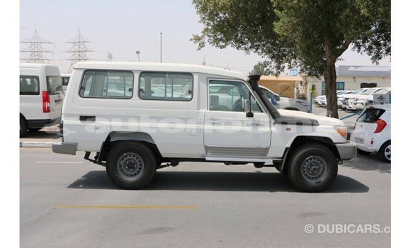Acheter Import Voiture Toyota Land Cruiser Blanc à Import - Dubai, Iles Acheter Import Voiture Toyota Land Cruiser Blanc à Import - Dubai, Iles
