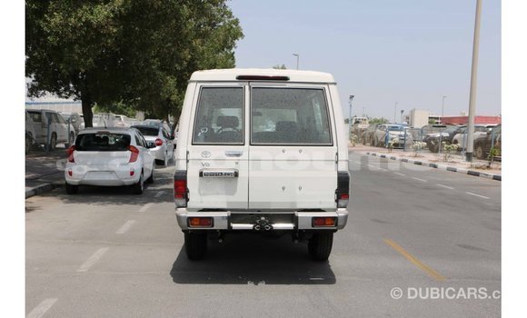 Acheter Import Voiture Toyota Land Cruiser Blanc à Import - Dubai, Iles Acheter Import Voiture Toyota Land Cruiser Blanc à Import - Dubai, Iles
