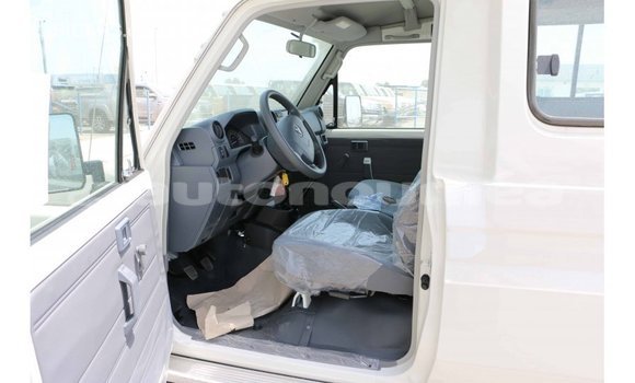 Acheter Import Voiture Toyota Land Cruiser Blanc à Import - Dubai, Iles Acheter Import Voiture Toyota Land Cruiser Blanc à Import - Dubai, Iles