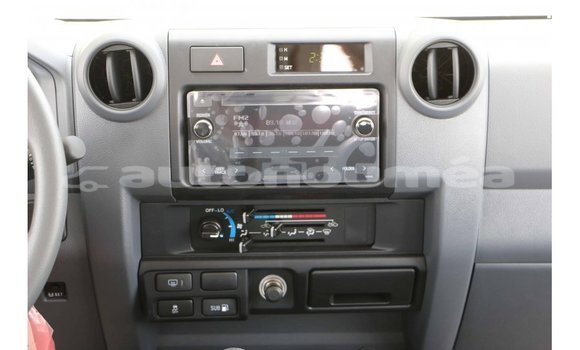 Acheter Import Voiture Toyota Land Cruiser Blanc à Import - Dubai, Iles Acheter Import Voiture Toyota Land Cruiser Blanc à Import - Dubai, Iles