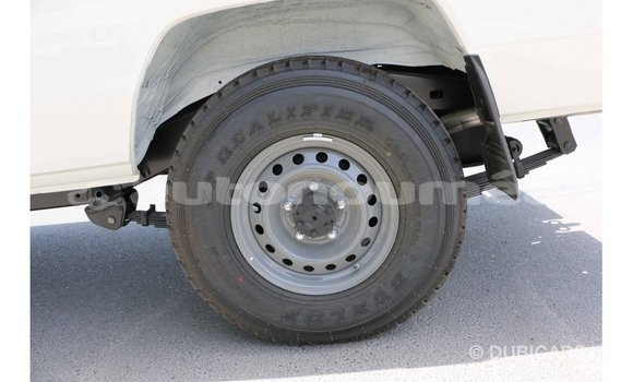 Acheter Import Voiture Toyota Land Cruiser Blanc à Import - Dubai, Iles Acheter Import Voiture Toyota Land Cruiser Blanc à Import - Dubai, Iles
