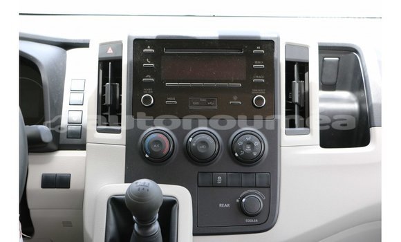 Acheter Import Voiture Toyota Hiace Blanc à Import - Dubai, Iles Acheter Import Voiture Toyota Hiace Blanc à Import - Dubai, Iles