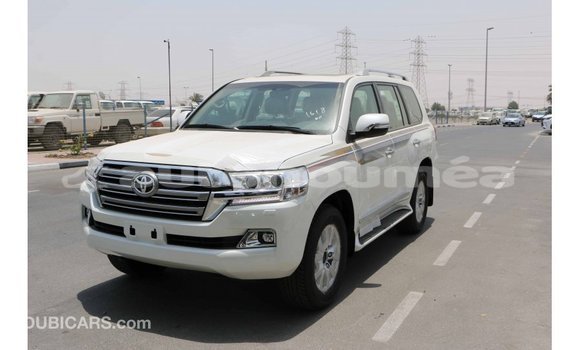 Acheter Import Voiture Toyota Land Cruiser Blanc à Import - Dubai, Iles Acheter Import Voiture Toyota Land Cruiser Blanc à Import - Dubai, Iles