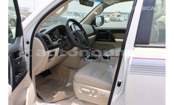 Acheter Import Voiture Toyota Land Cruiser Blanc à Import - Dubai, Iles Acheter Import Voiture Toyota Land Cruiser Blanc à Import - Dubai, Iles
